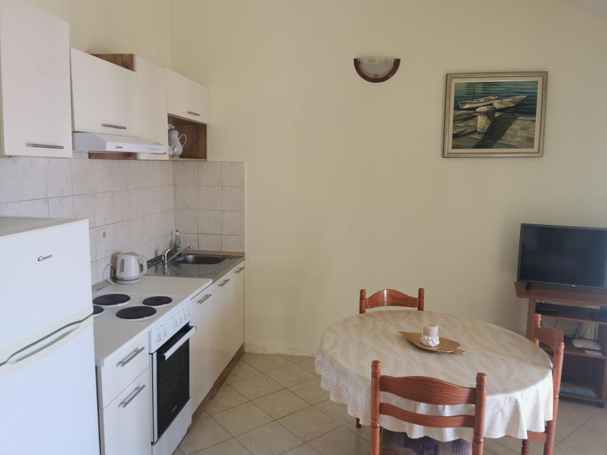 Apartments Dani Бол Екстериор снимка