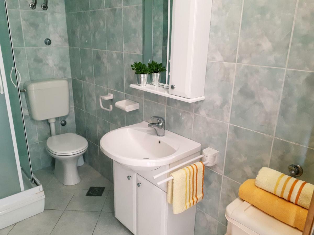 Apartments Dani Бол Екстериор снимка