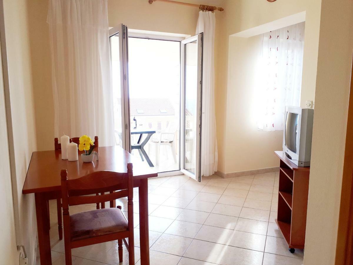 Apartments Dani Бол Екстериор снимка