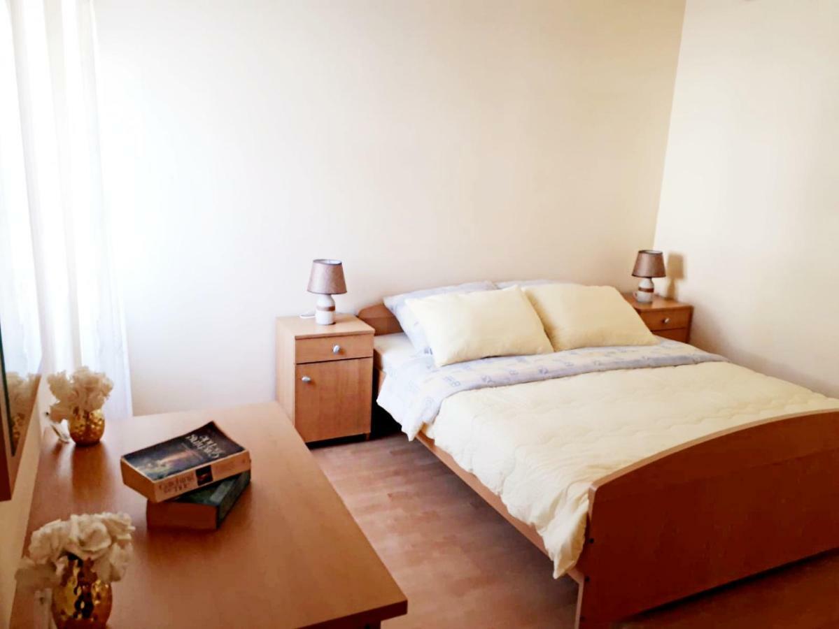 Apartments Dani Бол Екстериор снимка