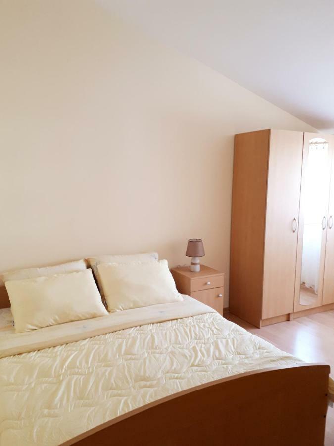 Apartments Dani Бол Екстериор снимка