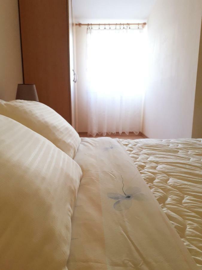 Apartments Dani Бол Екстериор снимка